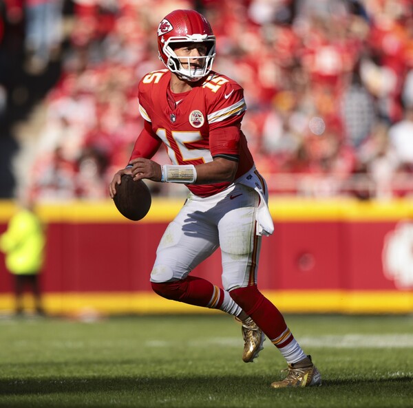 MCMC - Chiefs Patrick Mahomes - 2025 Game Worn  Custom Cleats - Supporti...