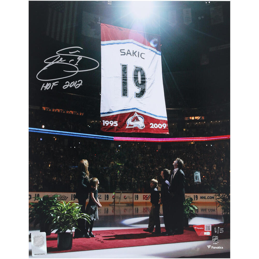 Joe Sakic Colorado Avalanche Autographed 11