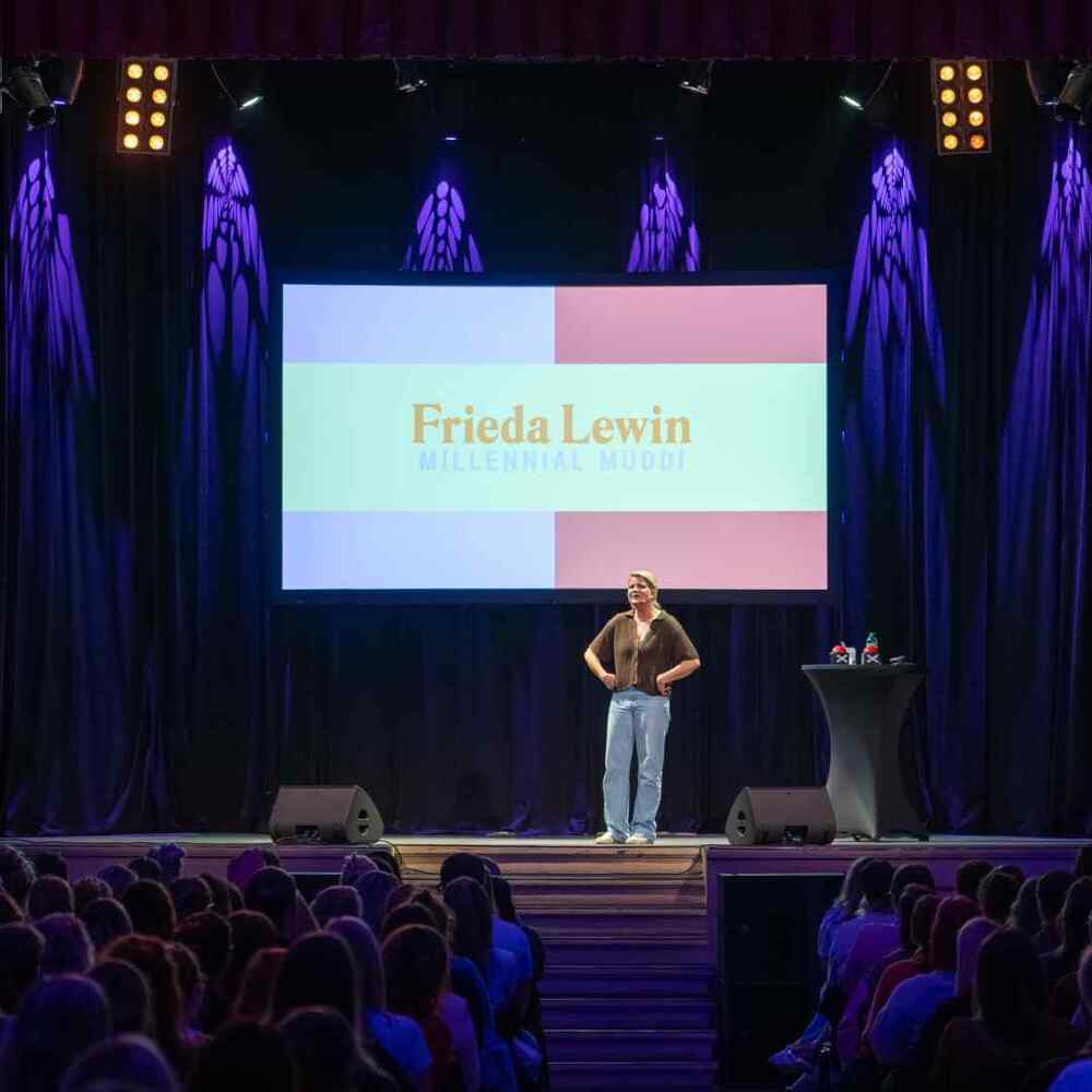 LIVE COMEDY IN HAMBURG: FRIEDA LEWIN AT MARKTHALLE