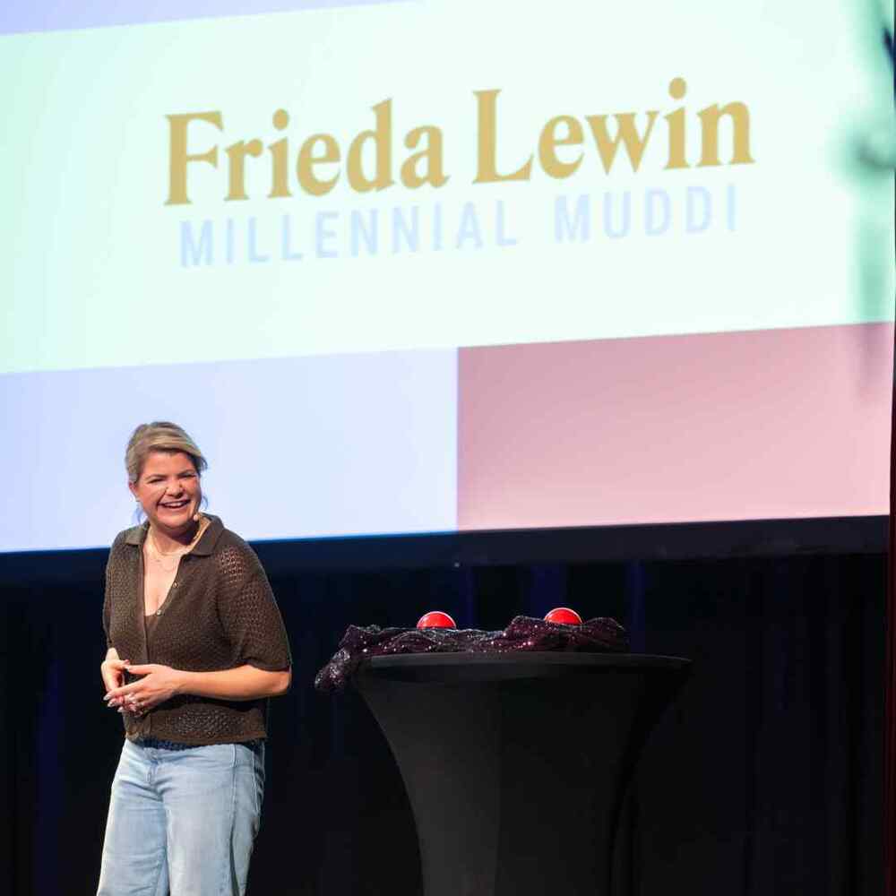 LIVE COMEDY IN HAMBURG: FRIEDA LEWIN AT MARKTHALLE
