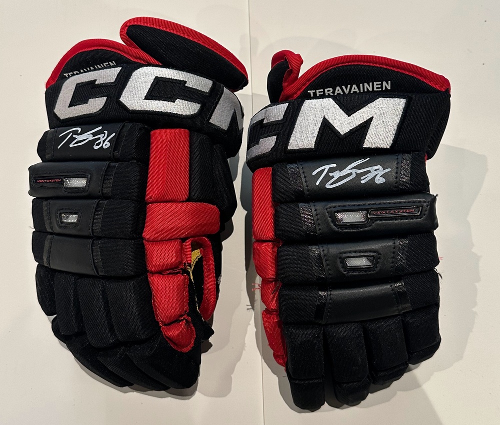 #86 Teuvo Teravainen Game Used Gloves - Chicago Blackhawks