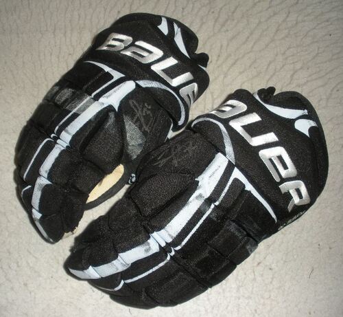 Image of Powe, Darroll<br>Bauer Gloves, Signed<br>Philadelphia Flyers<br>2009-10<br>#36