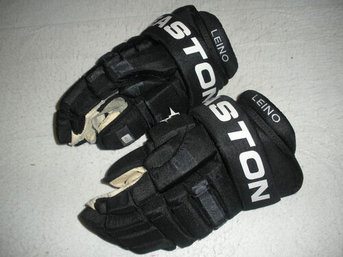 Image of Leino, Ville<br>Easton Gloves<br>Philadelphia Flyers<br>2009-10<br>#22