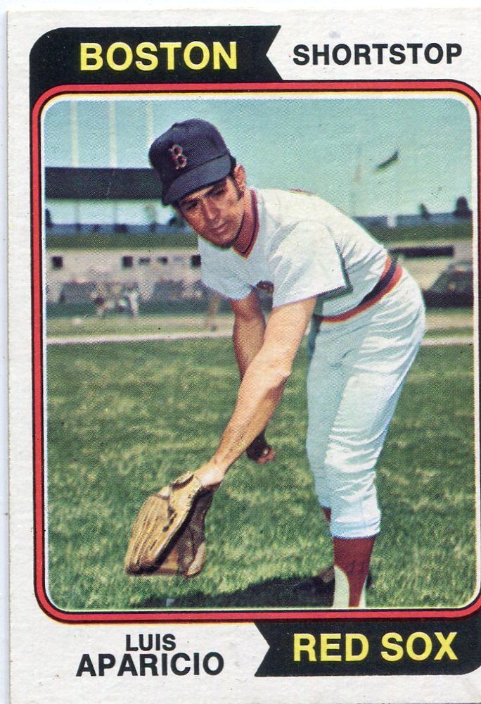 1974 Topps #61 Luis Aparicio -- Hall of Famer