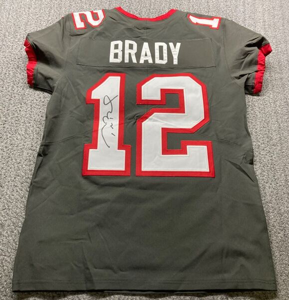 NFL - Buccaneers Tom Brady Signed Authentic Jersey Size 40