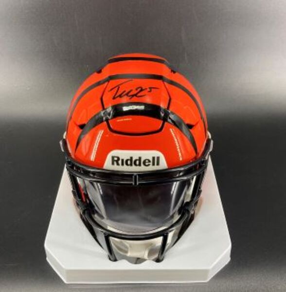 NFL - Bengals Tee Higgins Signed Mid Size Helmet