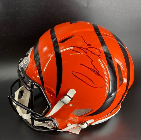 NFL - Bengals Chase Brown Signed Authentic Speed Helmet