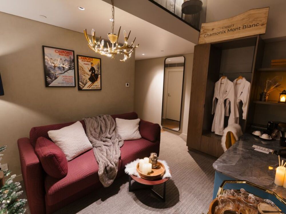 Cosy Winter Chalet Stay at DoubleTree Melbourne - Filnders Street