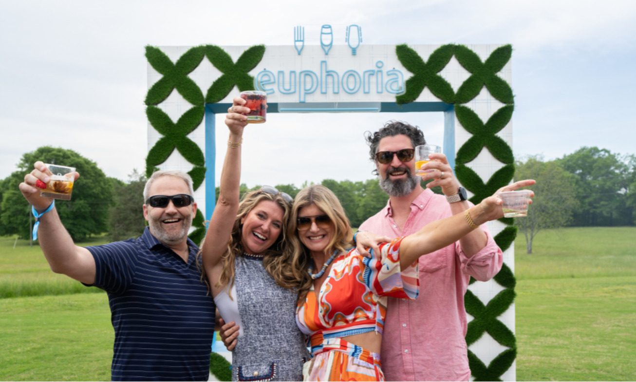 Image of guests with drinks in hand