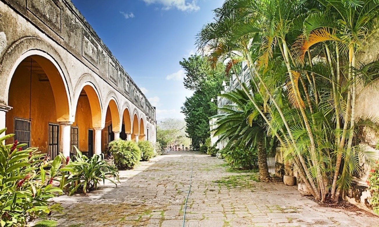 Outdoor image of a street within Mexico’s Yucatan