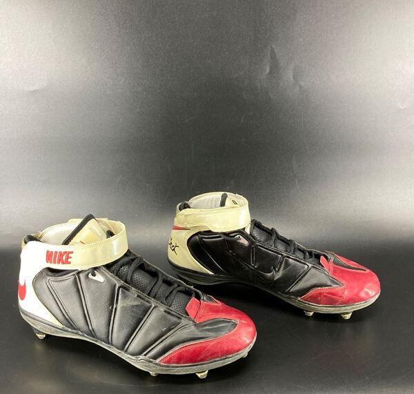 Cardinals - Darnell Dockett Game Worn Cleats (Unknown Season) Size 12.5