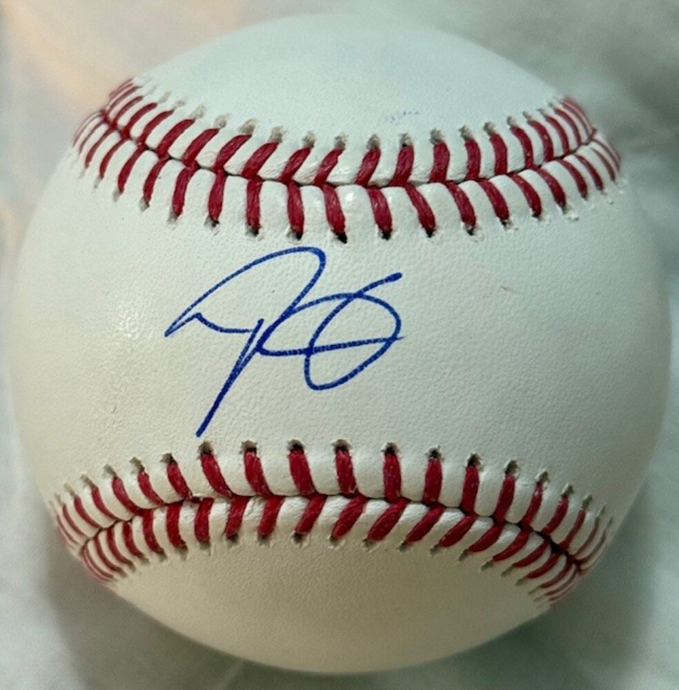 Luis Gil Autographed Baseball | MLB Auctions