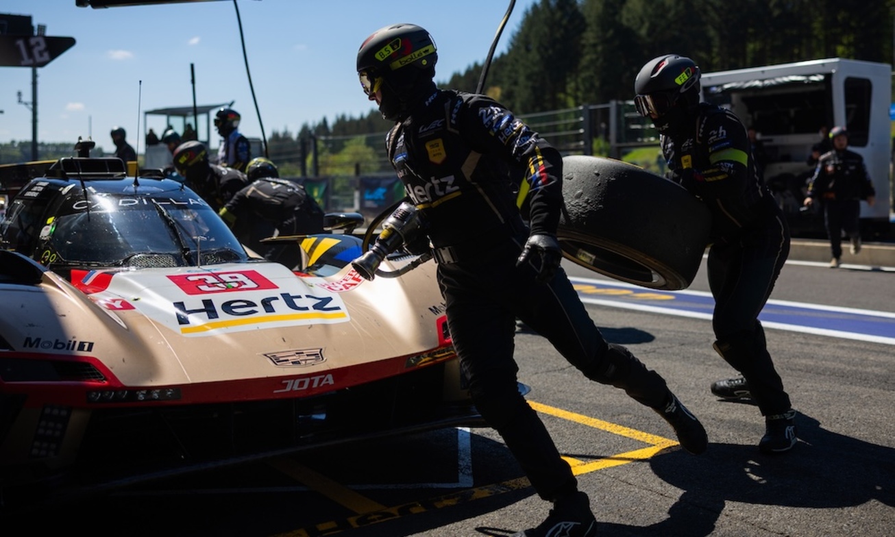 Image of pit crew working on Cadillac Hertz Team JOTA