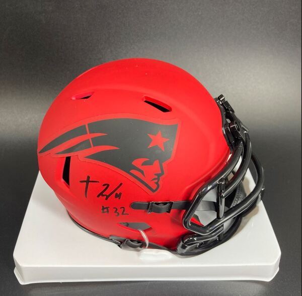 NFL - Patriots TreVeyon Henderson Signed Rave Mini Helmet