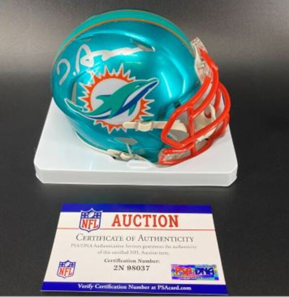 NFL - Dolphins Devon Achane signed mini helmet