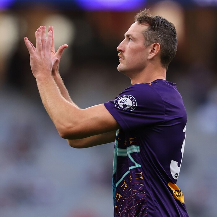 Brennan Cox #36 Fremantle Signed 2025 Purple Hands Warm-Up Tee  