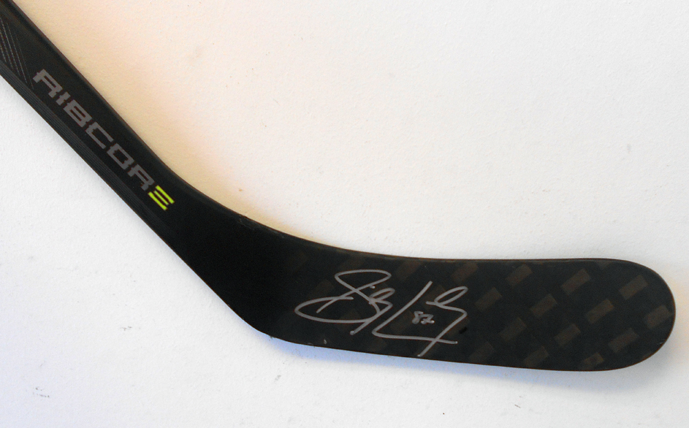 31 October 2009: Pittsburgh Penguins Sidney Crosby (87) inspects the blade  of his Reebok stick