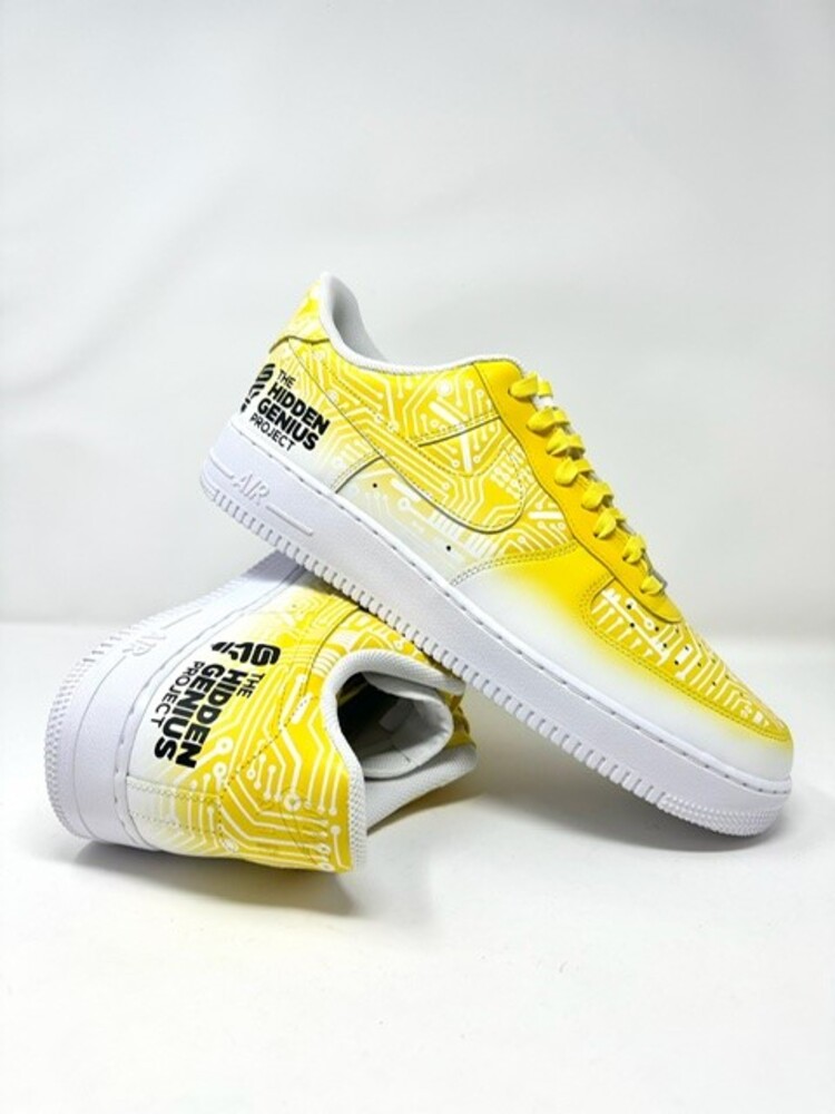 Sneaker – quarter viewrow pages_container mx-auto